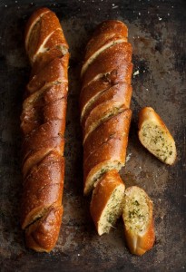 Le meilleur pain à l'ail jamais avec de la coriandre et du parmesan4